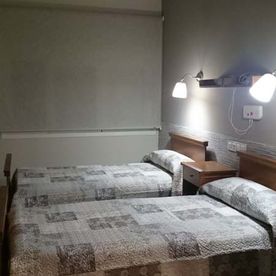 Residencia Los Olivos cuarto con camas