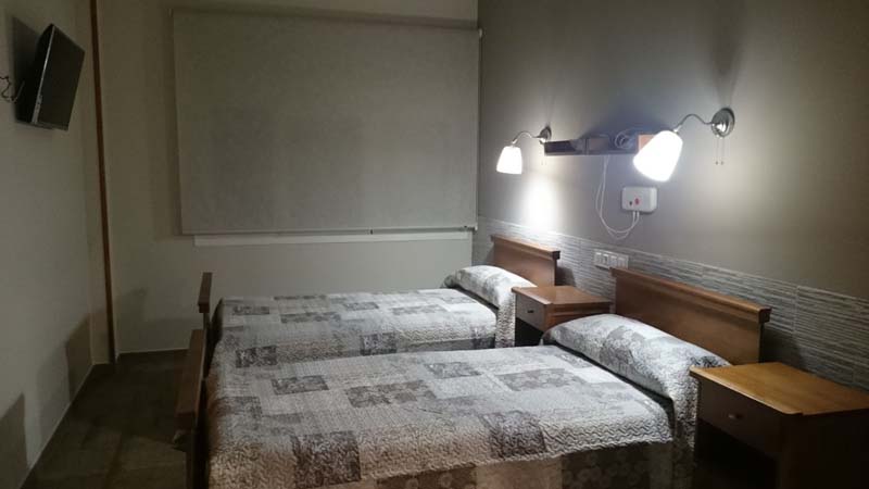 Residencia Los Olivos cuarto con camas